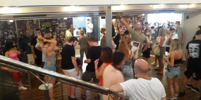 Σύρος: «Εξεγέρθηκαν» οι επιβάτες στο «WorldChampion» της SeaJets -Εφοδος του λιμενικού στο πλοίο