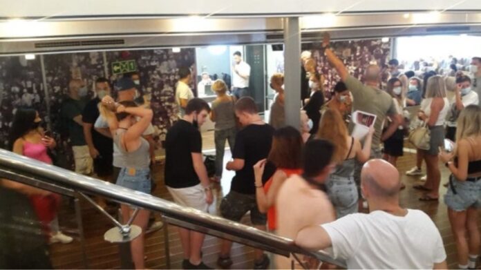 Σύρος: «Εξέγερση» επιβατών σε πλοίο επειδή δεν δούλευε το κλιματιστικό