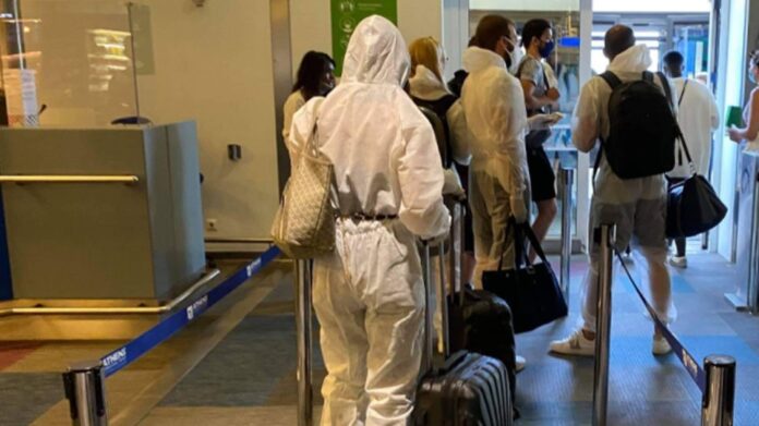 Τουρίστες πηγαίνουν Μύκονο με… αντι-Covid στολές! – (VIDEO)