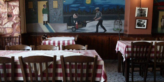 Τρίκαλα: Πρόστιμο 21.000 ευρώ για δύο γιαγιάδες που βοηθούσαν στην ταβέρνα των παιδιών τους