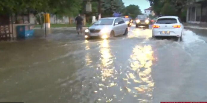 Κακοκαιρία στη Θεσσαλονίκη: Πλημμύρες στο Λαγκαδά -Εγκλωβίστηκαν κάτοικοι σε αυτοκίνητα και σπίτια (ΦΩΤΟ)