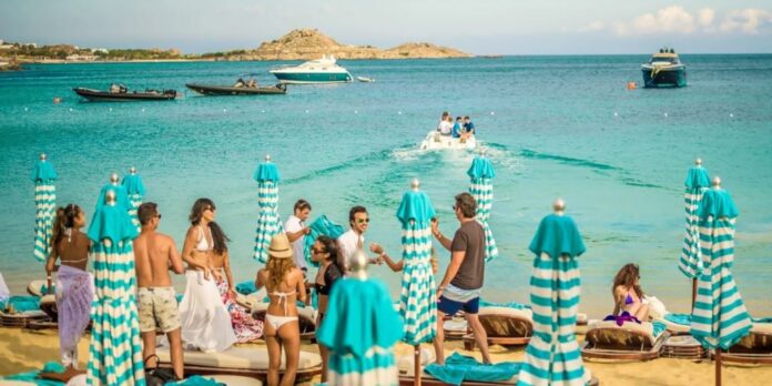 Μύκονος: Ιστορίες τρέλας με ξαπλώστρες, σαμπάνιες και καλλονές σε αναζήτηση