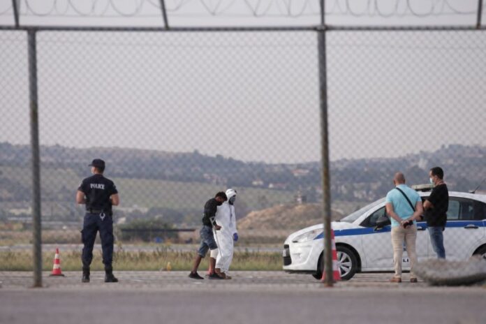Δυο φέτες ψωμί, δυο ντομάτες και λιωμένο τυρί έδωσαν στους άνδρες των ΜΑΤ στη Λέσβο! (ΦΩΤΟ)
