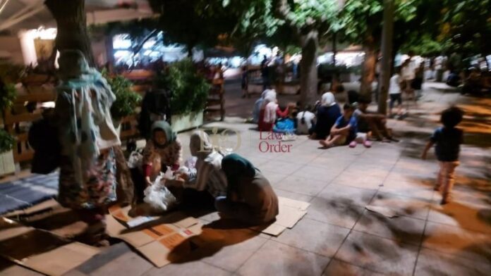 Απίστευτος συνωστισμός μεταναστών στην Βικτώρια – Εστία κορονοϊού στην Αθήνα! (αποκλειστικό βίντεο)