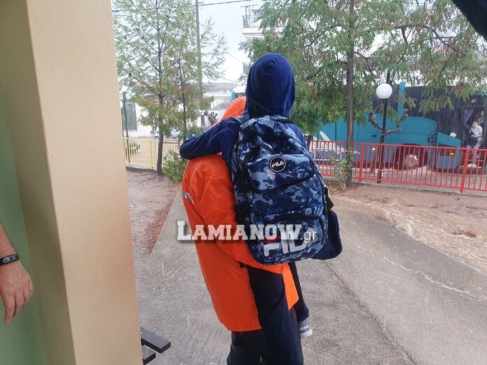 «Ιανός»: Πυροσβέστες έβγαλαν αγκαλιά τους μαθητές από δημοτικό-νηπιαγωγείο στη Λαμία (Video)