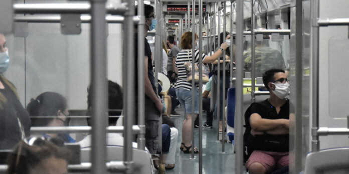 «Θα έπρεπε να ντρέπεσαι»: Αγριοι καβγάδες μεταξύ επιβατών στο μετρό για μάσκες και μέτρα προστασίας (Video)
