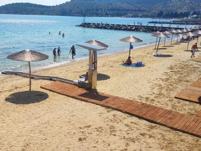 Εγκαταστάθηκαν για δυο εβδομάδες τέσσερα συστήματα υποστήριξης πρόσβασης ΑμΕΑ στη θάλασσα