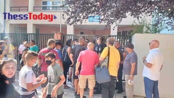 Θεσσαλονίκη: Ένταση έξω από το 10ο γυμνάσιο Καλαμαριάς – (ΦΩΤΟ – VIDEO)