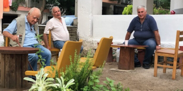 Θεσσαλονίκη: “Υιοθέτησαν” εγκαταλελειμμένο οικόπεδο του δημοσίου και το μετέτρεψαν σε υπαίθριο καφενείο