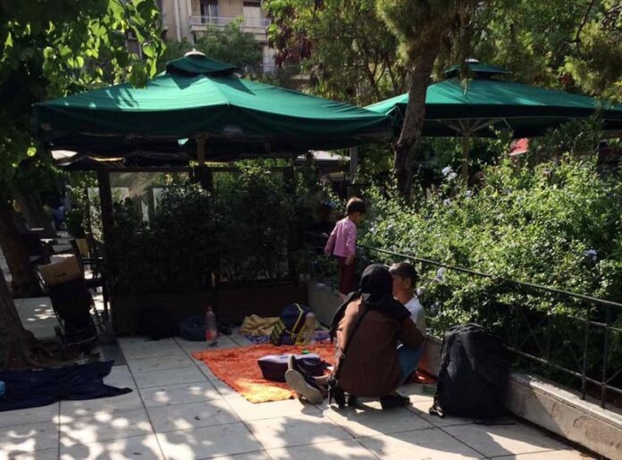 Αυτοσχέδιος καταυλισμός ξανά η πλατεία Βικτωρίας – Πρόσφυγες κοιμούνται στο δρόμο