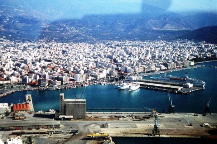 Άγνωστοι τοποθέτησαν πλωτές εξέδρες στον Παγασητικό