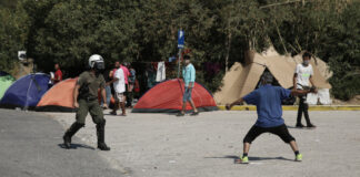 Τεταμένο το κλίμα στη Λέσβο -Πετροπόλεμος μεταξύ μεταναστών και ΜΑΤ, στο Καρά Τεπέ