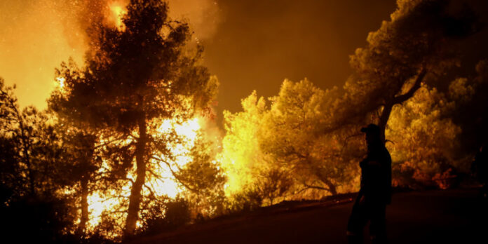 Σε πύρινο κλοιό η Ηλεία -Ολονύχτια μάχη με τις φλόγες για τις ενισχυμένες δυνάμεις της πυροσβεστικής (ΦΩΤΟ)