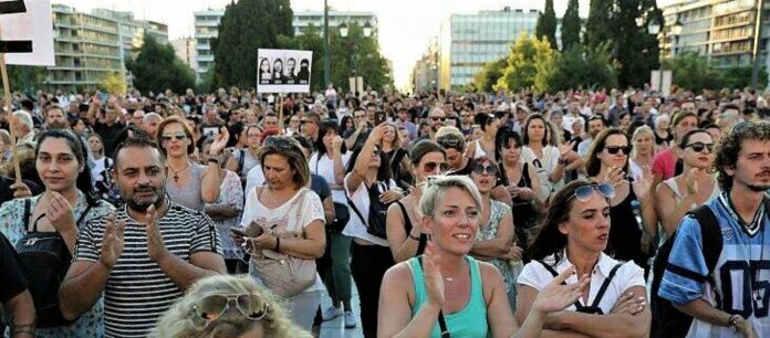 Μεγάλη συγκέντρωση διαμαρτυρίας στο Σύνταγμα από γονείς κατά της επιβολής μασκών στα παιδιά των σχολείων (VIDEO)