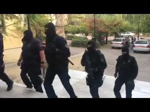 Δείτε βίντεο: Στην Ευελπίδων οι τρεις συλληφθέντες της γιάφκας στο Κουκάκι