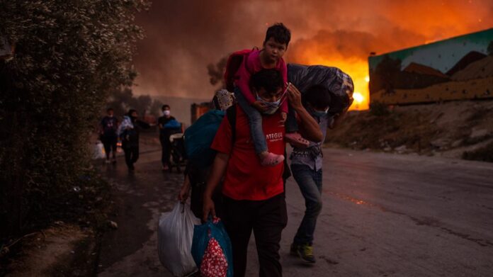 Δεύτερη νύχτα αγωνίας στη Μόρια – Καίγεται ό,τι είχε απομείνει από προχθές – Στους δρόμους οι μετανάστες
