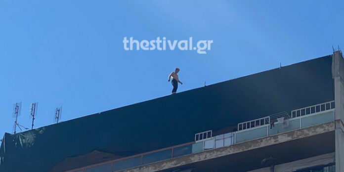 Θεσσαλονίκη: Ανδρας απειλεί να πέσει στο κενό από 12ώροφη πολυκατοικία (VIDEO-ΦΩΤΟ)