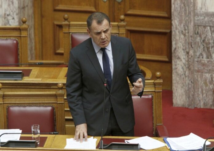 Υπουργός Άμυνας: Αύξηση της θητείας και «τρελός χορός» εξοπλισμών