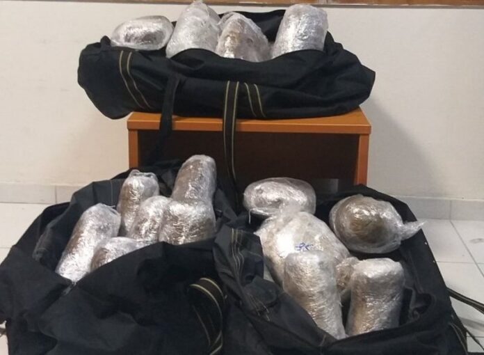 Μετέφεραν πεζή πάνω από 30 κιλά κάνναβη! – Χειροπέδες σε 3 αλλοδαπούς