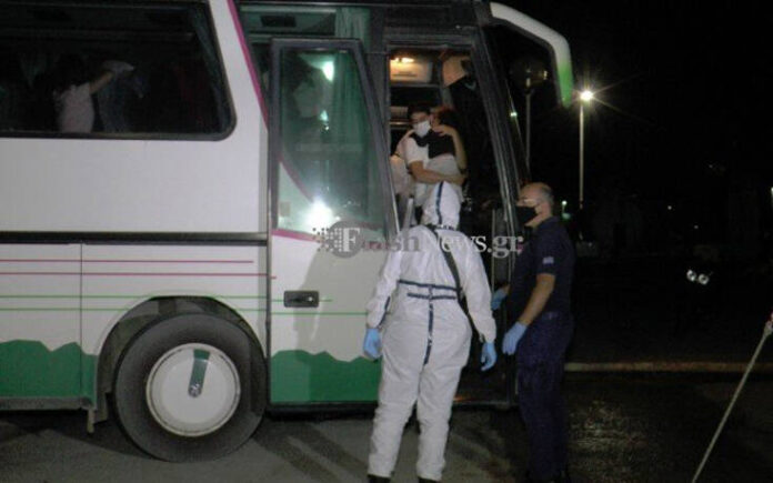 Χειροπέδες σε δύο Ουκρανούς – Θεωρούνται ύποπτοι για τη διακίνηση των 59 μεταναστών που έφτασαν στα Σφακιά