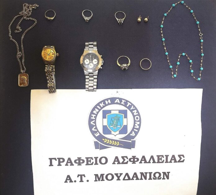 Έκλεψαν κοσμήματα και ρολόγια και τα έκρυψαν στα προσκέφαλα καθισμάτων αυτοκινήτου (Video)