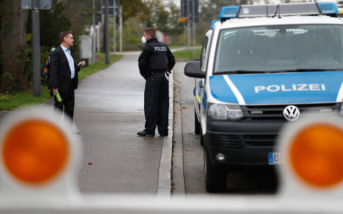 Με τα πιστοποιητικά ανά χείρας όσοι θέλουν να κυκλοφορήσουν μετά τα μεσάνυχτα στη Γαλλία