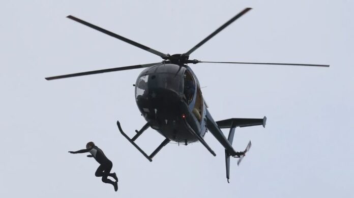 Βρετανία: Έπεσε από ελικόπτερο σε ύψος 40 μέτρων χωρίς αλεξίπτωτο! – (VIDEO)