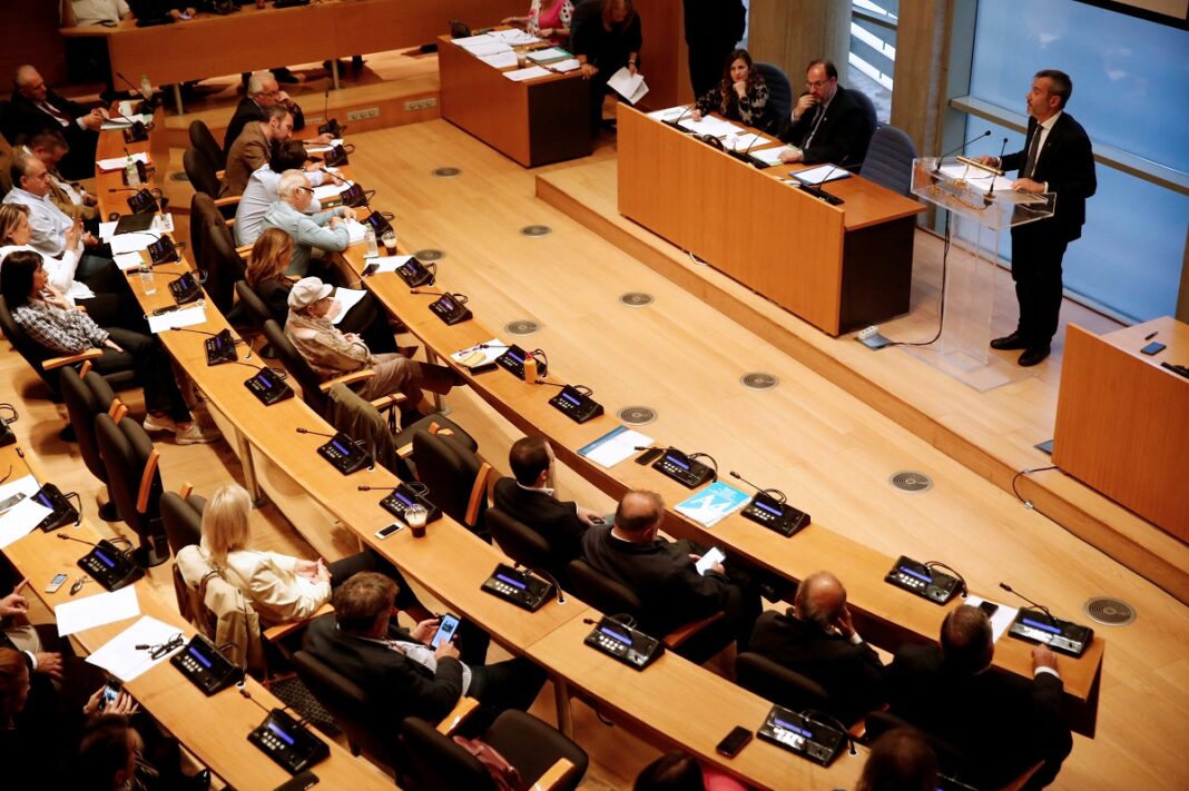 ÅÉÄÉÊÇ ÓÕÍÅÄÑÉÁÓÇ ÔÏÕ ÄÇÌÏÔÉÊÏÕ ÓÕÌÂÏÕËÉÏÕ ÈÅÓÓÁËÏÍÉÊÇÓ ÌÅ ÈÅÌÁ ÔÇÍ ÅÎÅËÉÎÇ ÔÙÍ ÅÑÃÙÍ ÓÔÏ ÌÅÔÑÏ