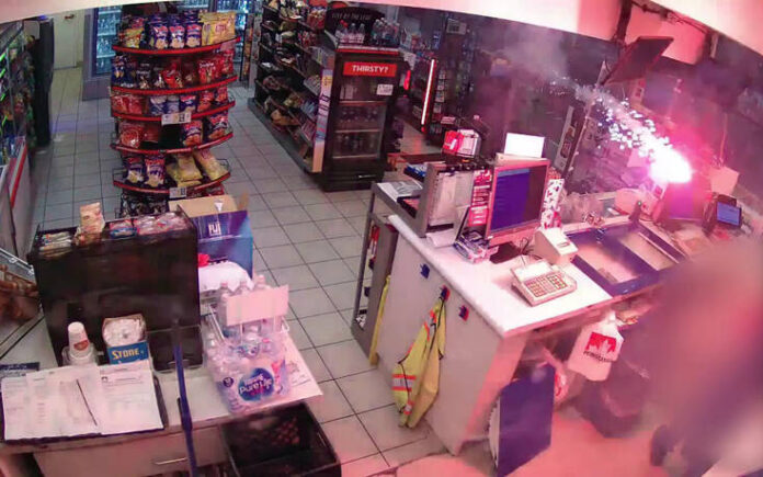 Έκαναν ληστεία σε βενζινάδικο εκτοξεύοντας βεγγαλικά στον υπάλληλο-(VIDEO)