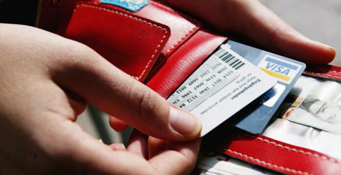 Θεσσαλονίκη: “Βούτηξε” την κάρτα ηλικιωμένης ενώ περπατούσαν στην Τσιμισκή