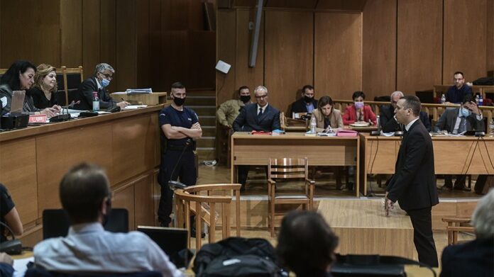 «Σόου» στη δίκη ΧΑ για αναστολές λόγω… πίτσας και πεϊνιρλί – Κασιδιάρης: Η ποινή των 13 ετών με εξοντώνει