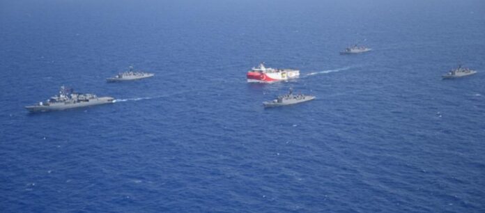 Φωτογραφία-σοκ: «Ταμπουρωμένο» στα 6νμ το ΠΝ βλέπει να περνάει το Oruc Reis στα 9νμ από ελληνικό έδαφος