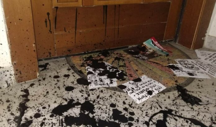 Παρέμβαση αντιεξουσιαστών σε γραφεία δικηγόρων της Χρυσής Αυγής