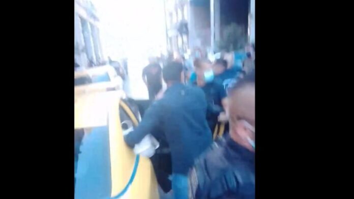 Επίθεση σε σκύλο στη Νίκαια: Πήγαν να λιντσάρουν τον 53χρονο καθηγητή – Φυγαδεύτηκε με ταξί (βίντεο)