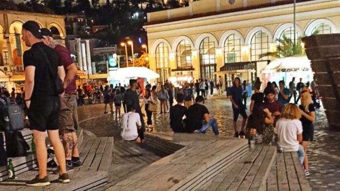 Μεγάλη επιχείρηση της ΕΛΑΣ στις γεμάτες πλατείες της Αθήνας