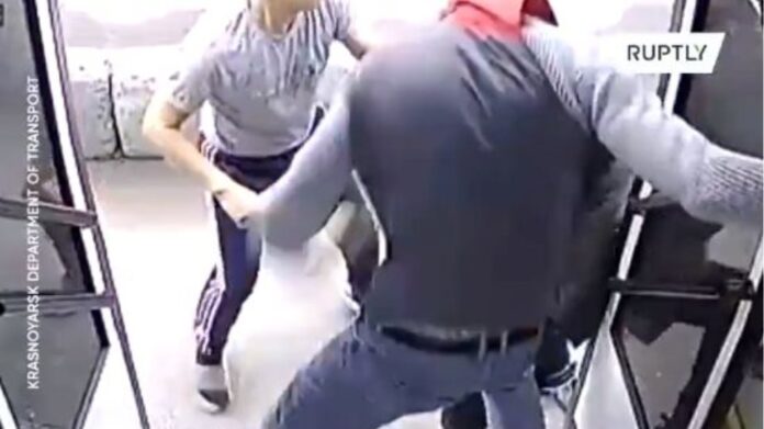 Ρωσία: Άγριος τσακωμός με γροθιές μεταξύ επιβατών και ελεγκτή σε λεωφορείο για τη… μάσκα – (VIDEO)