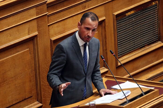 Χήτας – Ελληνική Λύση: Ντροπή να γίνεται μονομαχία πλειστηριασμών για το ποιος έκανε λιγότερους ή περισσότερους