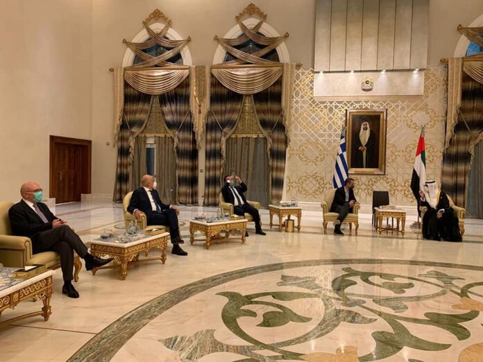 Ποιος κάθεται δίπλα στον Κυριάκο Μητσοτάκη, και τραβά selfie μπροστά στο Βασιλιά ;