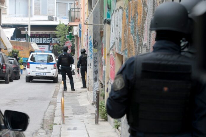 ΕΛΑΣ δια πάσαν νόσο και… εργολαβία – Ένοπλοι φρουροί της… μπετονιέρας στα Εξάρχεια