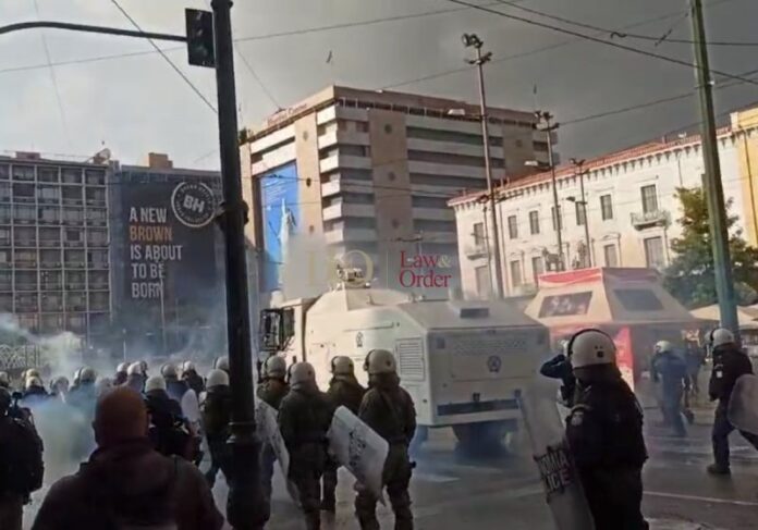 Επίθεση από αναρχικούς στο δημαρχείο στο Ίλιον! (VIDEO)