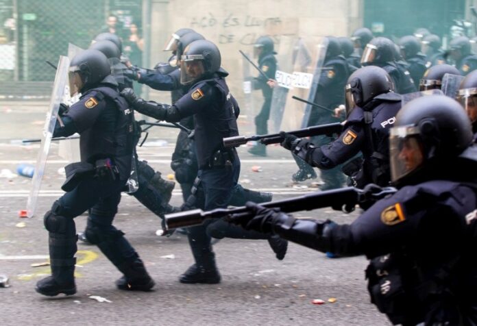 Συνεχίζονται οι διαμαρτυρίες για τα περιοριστικά μέτρα στην Ισπανία: Επεισόδια, τραυματισμοί και προσαγωγές