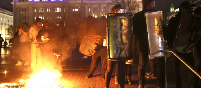 Μετά την πορεία του «ενός εκατομμυρίου» επιτέθηκαν σε ηλικιωμένους και οικογένειες-(VIDEO)