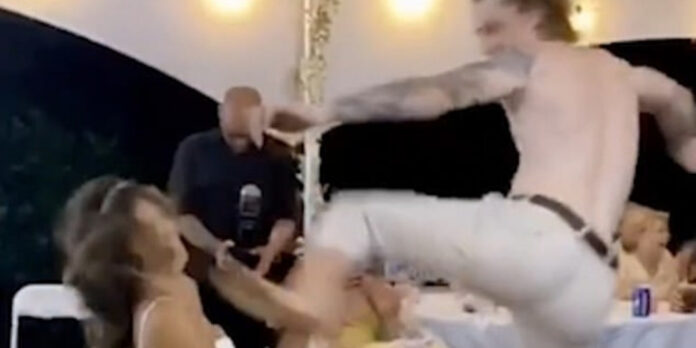Ημίγυμνος γαμπρός «κατέστρεψε» τον γάμο του -Κλώτσησε κατά λάθος τη νύφη στο πρόσωπο (Video)