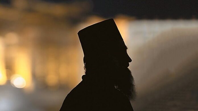 Πρώην ιερέας χάκαρε τράπεζα – Πήρε 120 χιλιάδες ευρώ και αγόρασε τρόφιμα για φτωχούς