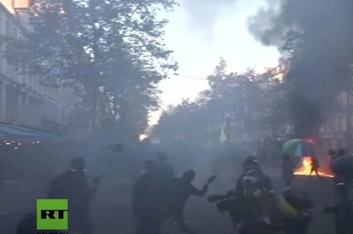 Παρίσι: Επεισόδια σε διαδήλωση κατά της αστυνομικής βίας (Video)