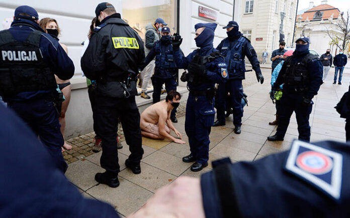 Γυμνοί διαδηλωτές έξω από το προεδρικό μέγαρο της Πολωνίας – Αντιδρούν για την απαγόρευση των αμβλώσεων-(ΦΩΤΟ)