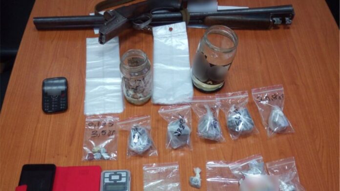 Αγρίνιο: Γιαγιά έκρυβε ηρωίνη στο… σουτιέν της και στο κοτέτσι της!