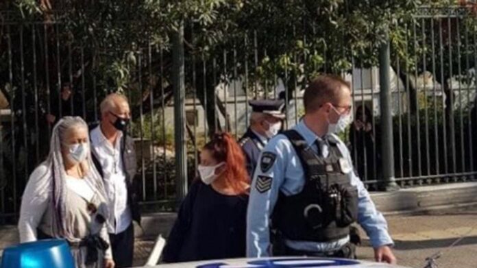 Πολυτεχνείο: Προσαγωγή δύο γυναικών που πήγαν να μοιράσουν τρόφιμα στους συγκεντρωμένους