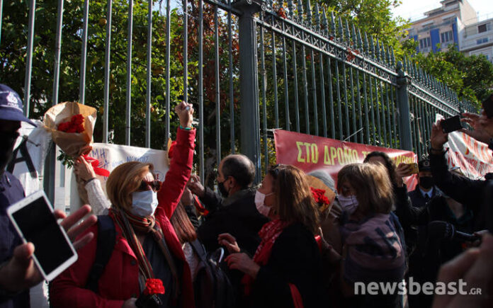 «Η διακίνηση των ιδεών δεν απαγορεύεται» φωνάζουν μέλη της ΑΝΤΑΡΣΥΑ κατά των αστυνομικών στο Πολυτεχνείο-(VIDEO-ΦΩΤΟ)