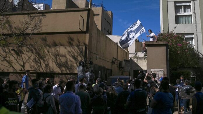 Χειρουργήθηκε στο κεφάλι ο Μαραντόνα – Το μήνυμα του προσωπικού του γιατρού